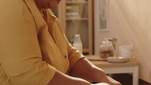 Tilt down medium shot van ouderen Zwarte vrouw gieten taart beslag in metalen taart schimmel met perkament terwijl het bakken van zelfgebakken gebak tijdens de vrije tijd - Video