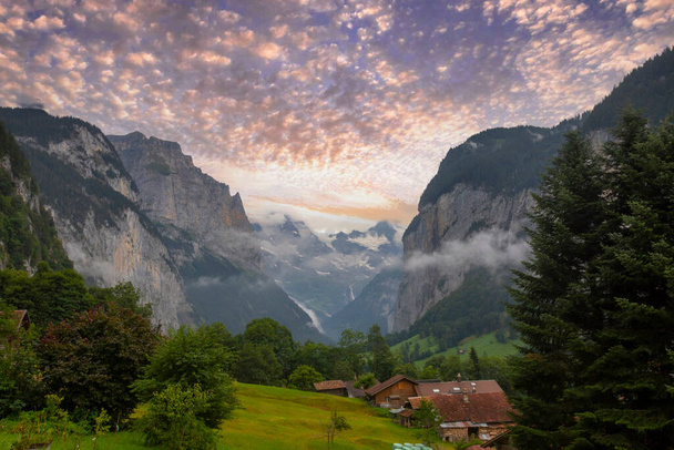 Lauterbrunnen, İsviçre. Güzel bir sabah ve sisli bir gün. - Fotoğraf, Görsel