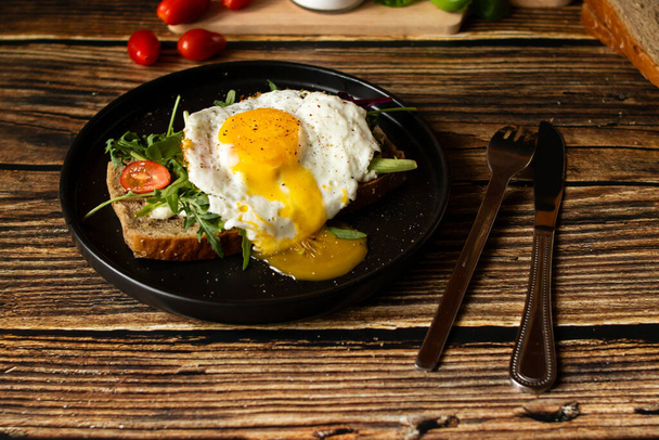 Σάντουιτς με αυγό. σε ξύλινο φόντο. πρωινό - Φωτογραφία, εικόνα