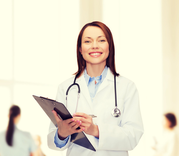 smiling female doctor with clipboard - Foto, Imagem