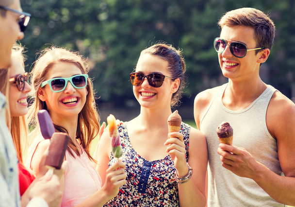 Gruppe lächelnder Freunde mit Eis im Freien - Foto, Bild