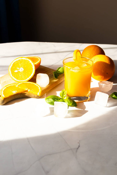 新鮮なオレンジジュースのグラス。 白いテーブルの上に。 ドリンク. - 写真・画像