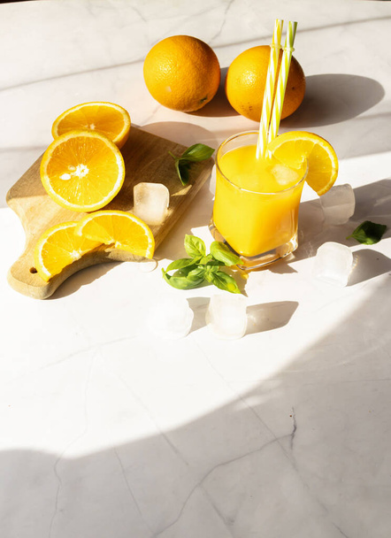 Un vaso de jugo de naranja fresco. sobre una mesa blanca. bebida. - Foto, Imagen