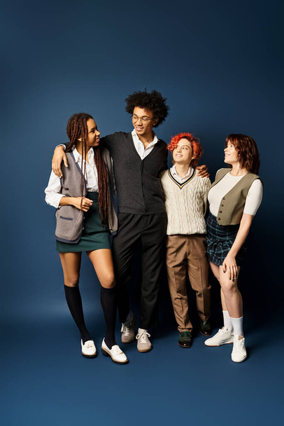 Різноманітна група молодих друзів, що стоять разом у стильному вбранні на темно-синьому фоні. - Фото, зображення