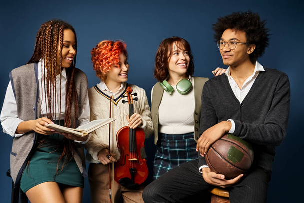 Een groep jonge multiculturele vrienden, waaronder een niet-binaire persoon, in stijlvolle kledij op een donkerblauwe achtergrond. - Foto, afbeelding