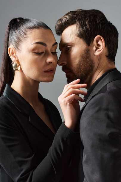 Чоловік і жінка в елегантному вбранні стоять поруч у люблячій позі. - Фото, зображення
