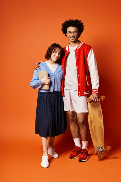 mężczyzna i kobieta, zarówno młodzi, jak i wielokulturowi, stoją ramię w ramię w stylowym stroju w studio. - Zdjęcie, obraz