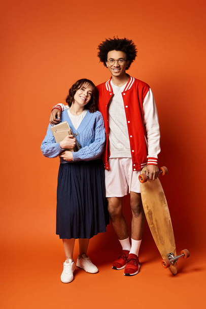 Een man en een vrouw, staan samen in stijlvolle kleding in een studio setting, tonen eenheid en diversiteit. - Foto, afbeelding
