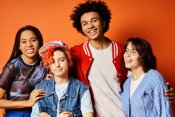 Een groep jonge interraciale vrienden, waaronder een niet-binaire persoon, staan verenigd in stijlvolle kleding in een studio setting. - Foto, afbeelding