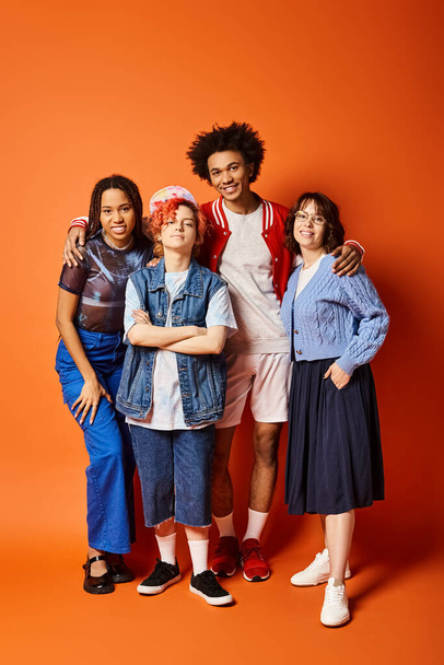 Eine Gruppe junger Freunde unterschiedlicher Rassen, darunter eine nichtbinäre Person, die in stilvoller Kleidung in einem Studio-Ambiente zusammenstehen. - Foto, Bild
