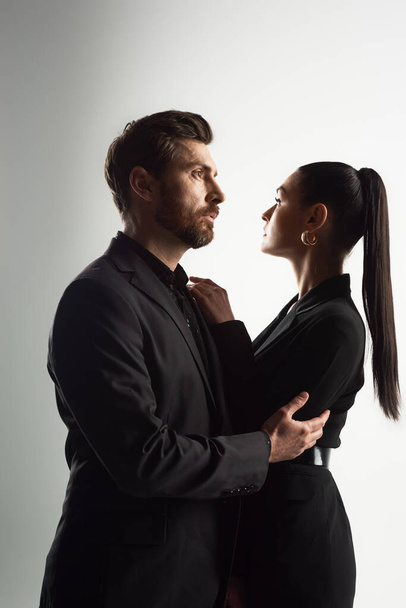 Muž a žena v elegantním oblečení stojí bok po boku. - Fotografie, Obrázek