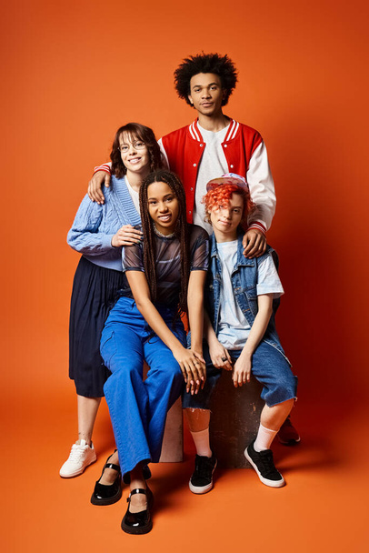 Multikulturelle Freunde, darunter eine nicht binäre Person, posieren gemeinsam in stilvoller Kleidung für ein Gruppenfoto. - Foto, Bild