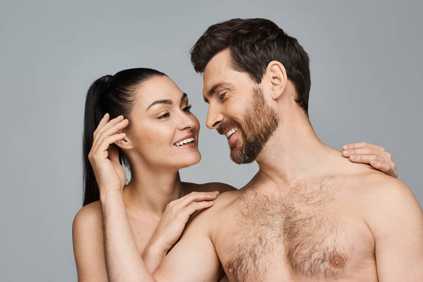 Чоловік і жінка позує елегантно разом. - Фото, зображення