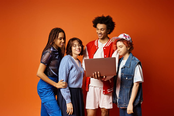 Разнообразная группа молодых друзей, включая небинарного человека, стоят вместе в стильной одежде в студии. - Фото, изображение