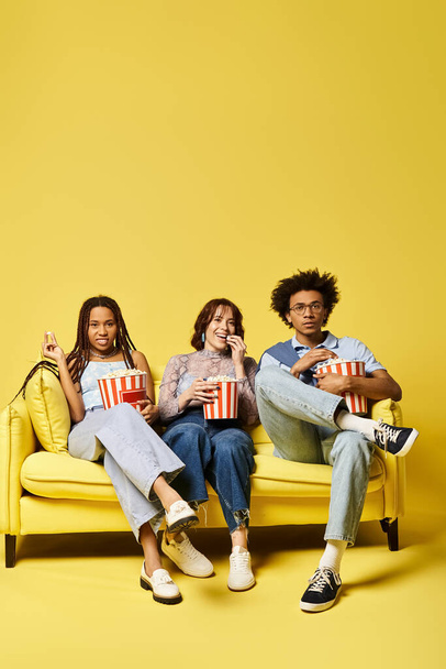 Eine bunte Gruppe junger Freunde, darunter eine nicht binäre Person, sitzt gemütlich auf einer leuchtend gelben Couch in einem stilvollen Ambiente. - Foto, Bild