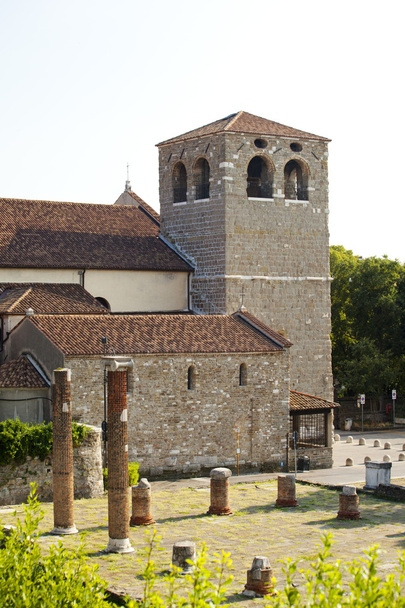 Cathédrale Saint-Giusto et ruines romaines
 - Photo, image