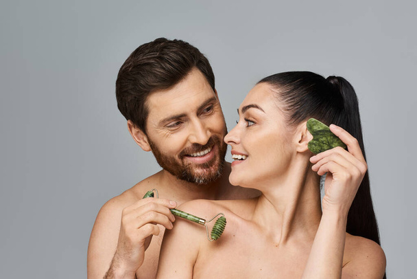 Um retrato de um casal atraente aplicando cuidados com a pele. - Foto, Imagem