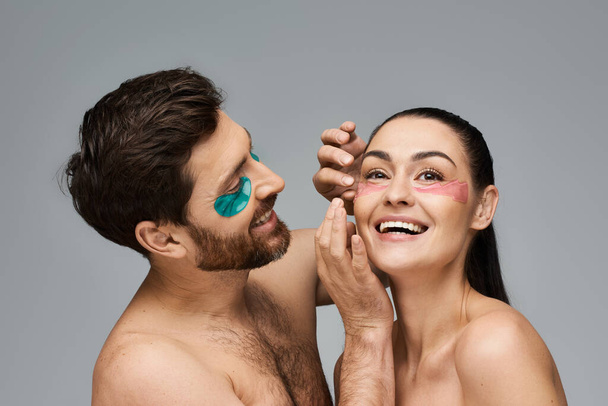 Fröhliches Paar mit Augenklappen posiert gemeinsam in einem bezaubernden Schauspiel. - Foto, Bild