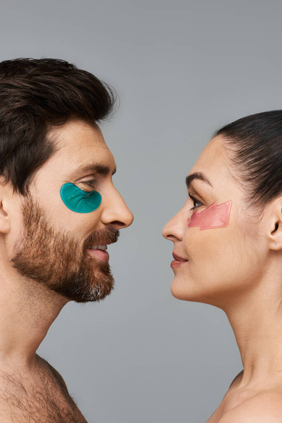 Atraktivní muž a žena používající pásky přes oko. - Fotografie, Obrázek