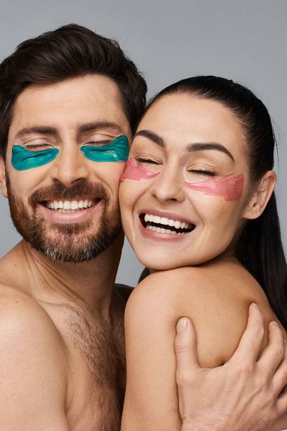 Hombre atractivo y una mujer usando parches para los ojos. - Foto, imagen