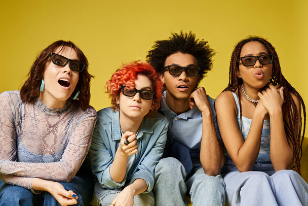 Мультикультурна група в сонцезахисних окулярах, що сидять разом у стильному вбранні в обстановці студії. - Фото, зображення