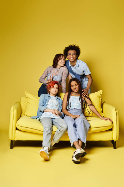 Multikulturelle Freunde sitzen glücklich auf einer leuchtend gelben Couch in stilvollem Ambiente. - Foto, Bild