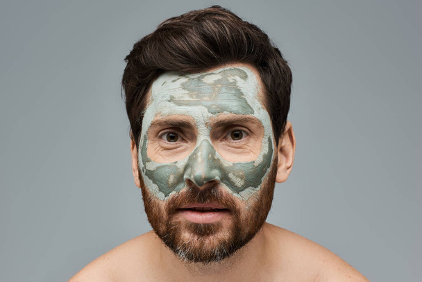 Γενειοφόρος με μάσκα προσώπου, περιποίηση δέρματος. - Φωτογραφία, εικόνα