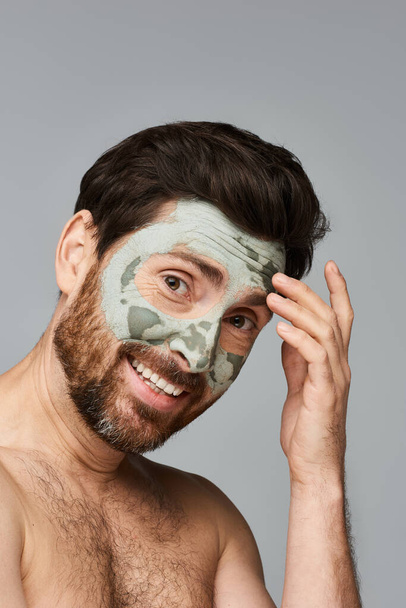 sedutor alegre homem vestindo uma máscara facial. - Foto, Imagem