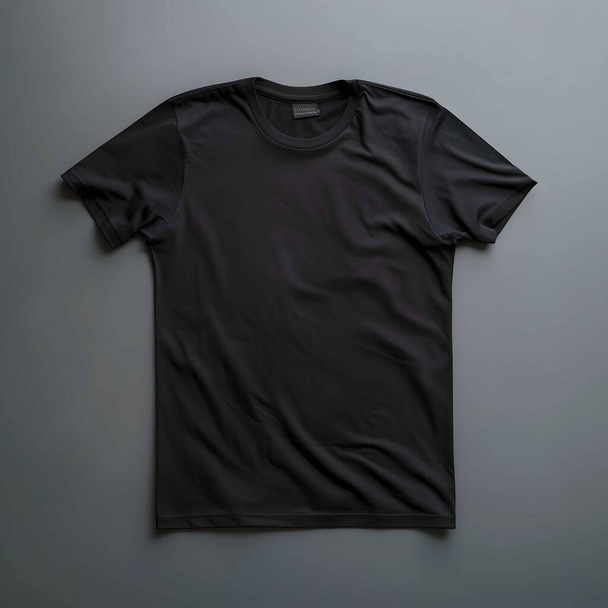 Camiseta negra burlona aislada sobre fondo gris - Foto, Imagen