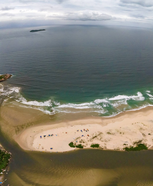 Guarda do Embau Beach ligt in de staat Santa Catarina in de buurt van Florianopolis. Luchtfoto van strand in Brazilië, Zuid-Amerika. - Foto, afbeelding