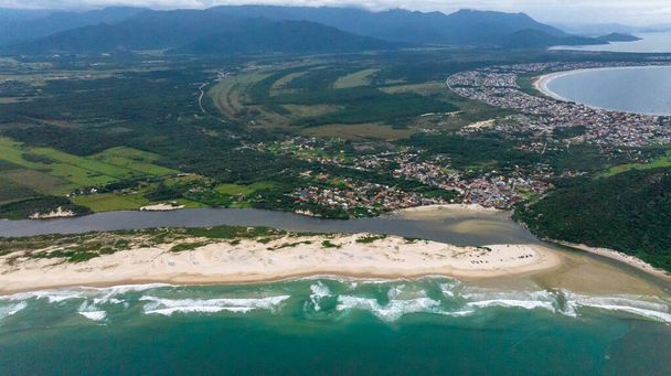 Guarda do Embau Beach ligt in de staat Santa Catarina in de buurt van Florianopolis. Luchtfoto van strand in Brazilië, Zuid-Amerika. - Foto, afbeelding