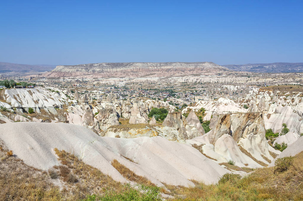 Όμορφη θέα των καμινάδων νεράιδα του Goreme, μια περιοχή παγκόσμιας κληρονομιάς της UNESCO - Φωτογραφία, εικόνα