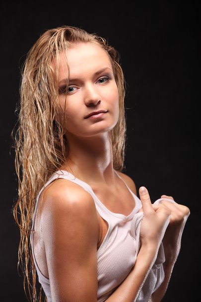 junge sexy nackte Frau posierte nass. Foto aus dem Wasserstudio. - Foto, Bild