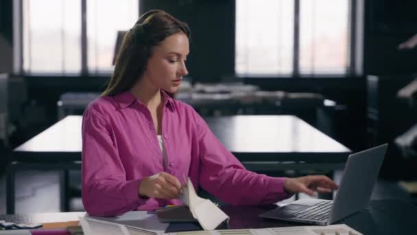 Kaukázusi üzlet nő lány divat tervező építész szabó üzletasszony dolgozik laptop számítógép chat kliens online design projekt választani textil szövet minták atelier iroda - Felvétel, videó