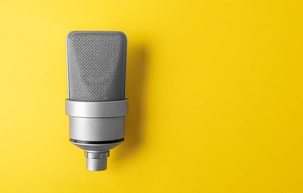 Microphone pour un podcast sur fond coloré. - Photo, image