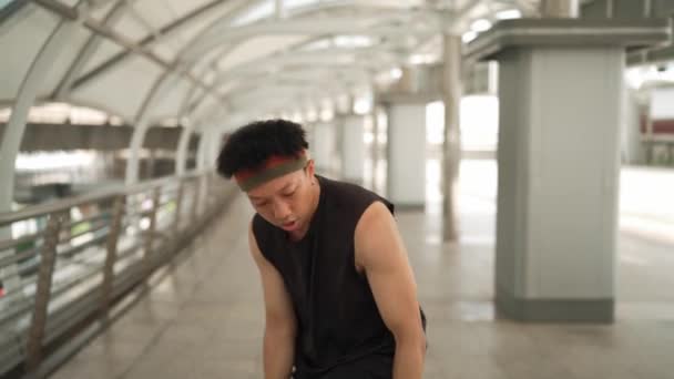 Dançarino bonito inteligente movendo as mãos enquanto dança a música hip hop. Profissional asiático hipster vestindo fone de ouvido enquanto caminhava ao longo do corredor com fundo borrado. Desporto ao ar livre 2024. Sprightly. - Filmagem, Vídeo