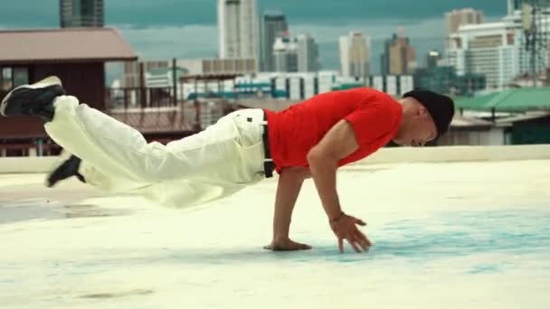Profesyonel Asyalı sokak dansçısı çatıda çok kültürlü arkadaşlar dans ederken B boy dansı yapıyor. Genç modern dans grubu hip hop hareketi yapıyor. Tarz, moda, aksiyon. Açık hava sporu 2024 hiphop.. - Video, Çekim