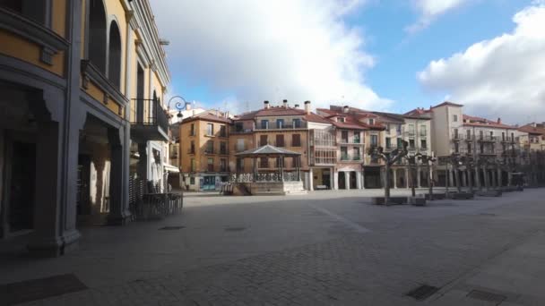 Grote plein met huizen met kleurrijke gevels in de stad Aranda de Duero, Burgos. - Video