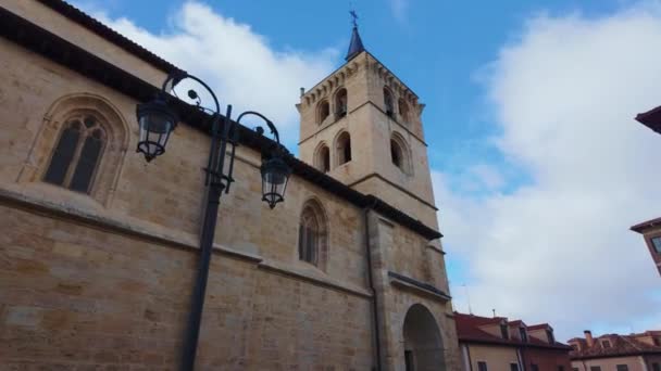 Kloktoren van de oude kerk in de Castiliaanse stad Aranda de Duero. - Video