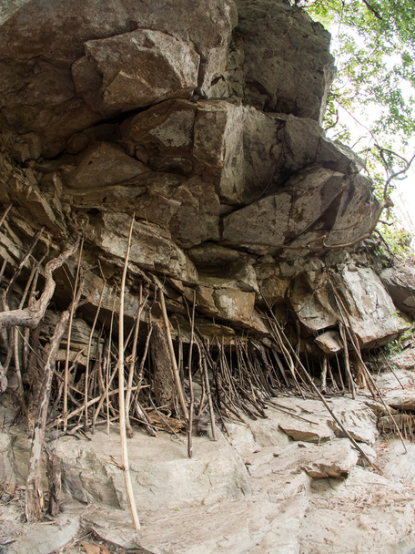 Rock en la cascada Mae Sa en Tailandia
 - Foto, Imagen