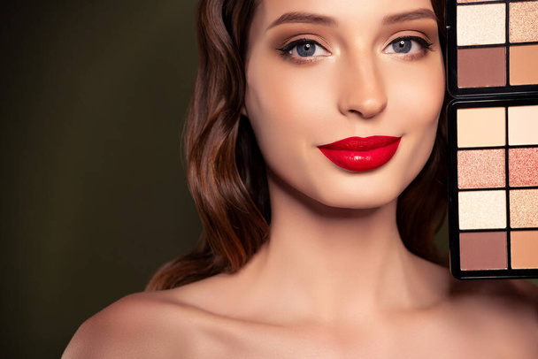 Fotografie okouzlující žena držet paletu profesionální perfektní make-up pro speciální událost prázdný prostor. - Fotografie, Obrázek