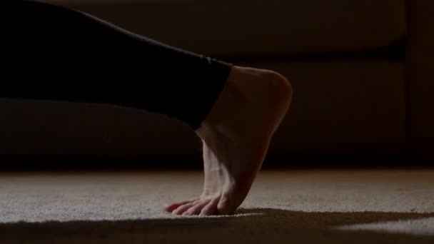 Ноги крупним планом людини, що виконує вправи вдома - Кадри, відео