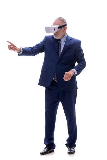 Oude baas draagt virtuele bril geïsoleerd op wit - Foto, afbeelding