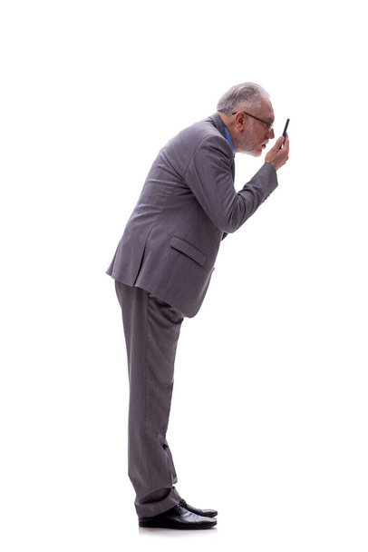 Viejo jefe masculino hablando por teléfono aislado en blanco - Foto, imagen