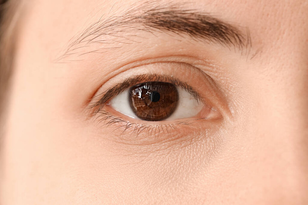 Junge Frau mit schönen braunen Augen, Nahaufnahme - Foto, Bild