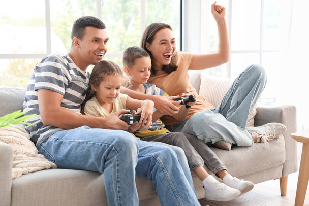 幸せな家族の自宅でビデオ ゲームをプレイ - 写真・画像