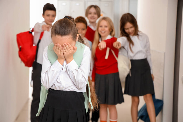 Šikanovaná holčička brečí na školním sále - Fotografie, Obrázek