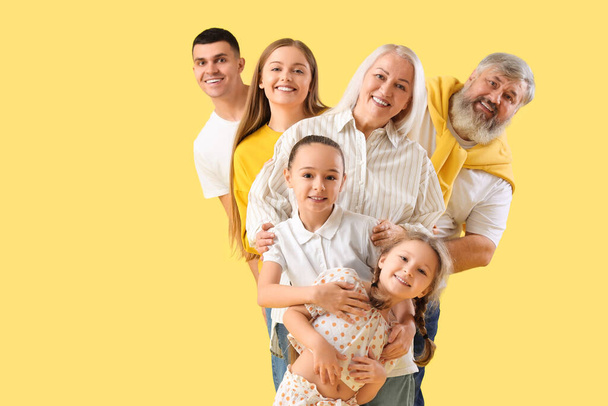 Familia grande sobre fondo amarillo - Foto, imagen