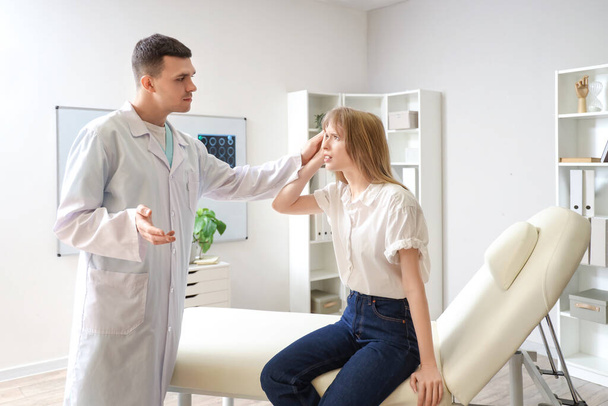Young woman with brain concussion visiting doctor in clinic - Foto, Imagem