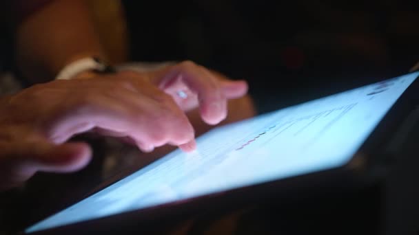 Близький перегляд на яскравому екрані сучасного технічного пристрою. Бізнесмен працює в Інтернеті, бездротовий Інтернет 4K. Крупним планом чоловічі руки друкують на екрані планшета електронної пошти або вмісту блогу в соціальних мережах вночі - Кадри, відео